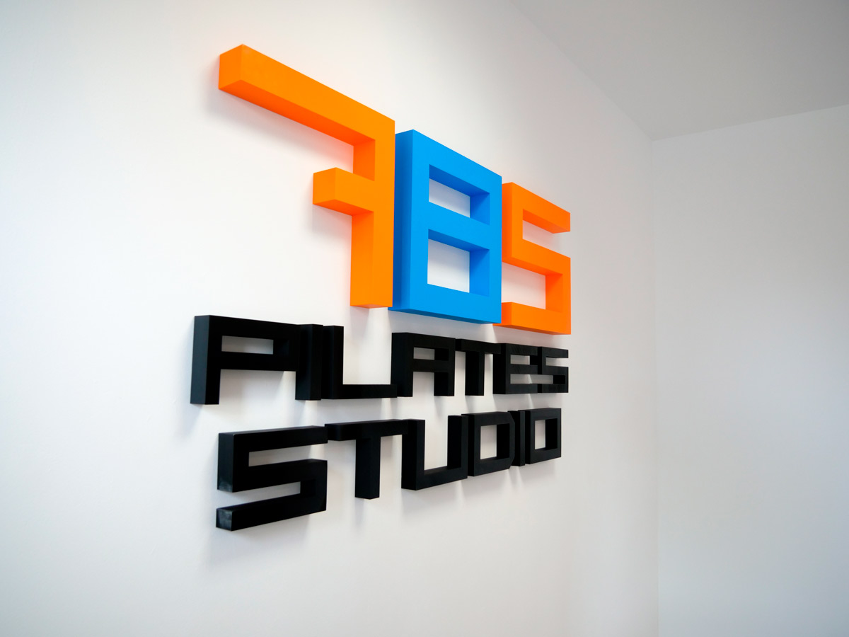 Cartelería corporativa pilates studio | Mi Pequeña Fábrica
