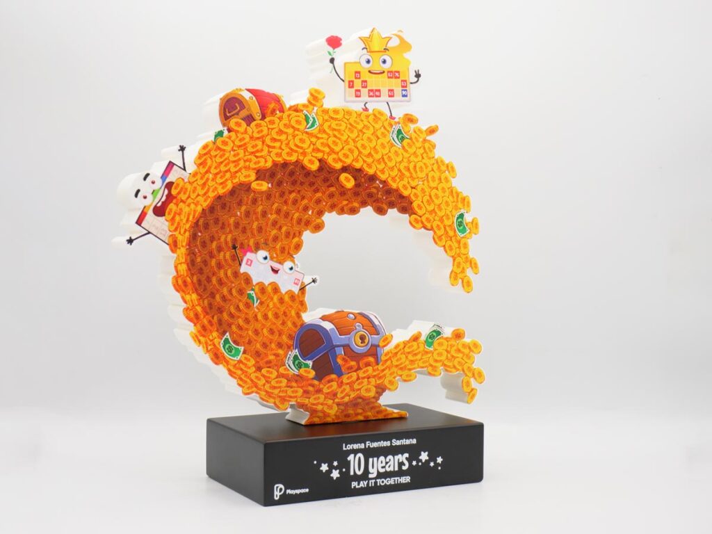 Trofeo Personalizado Lateral - 10 Years Play It Together Playspace