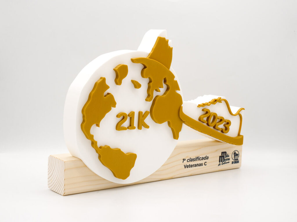 Trofeo Personalizado Lateral - 1º Clasificada Veteranas C Media Maratón de Latina 2023